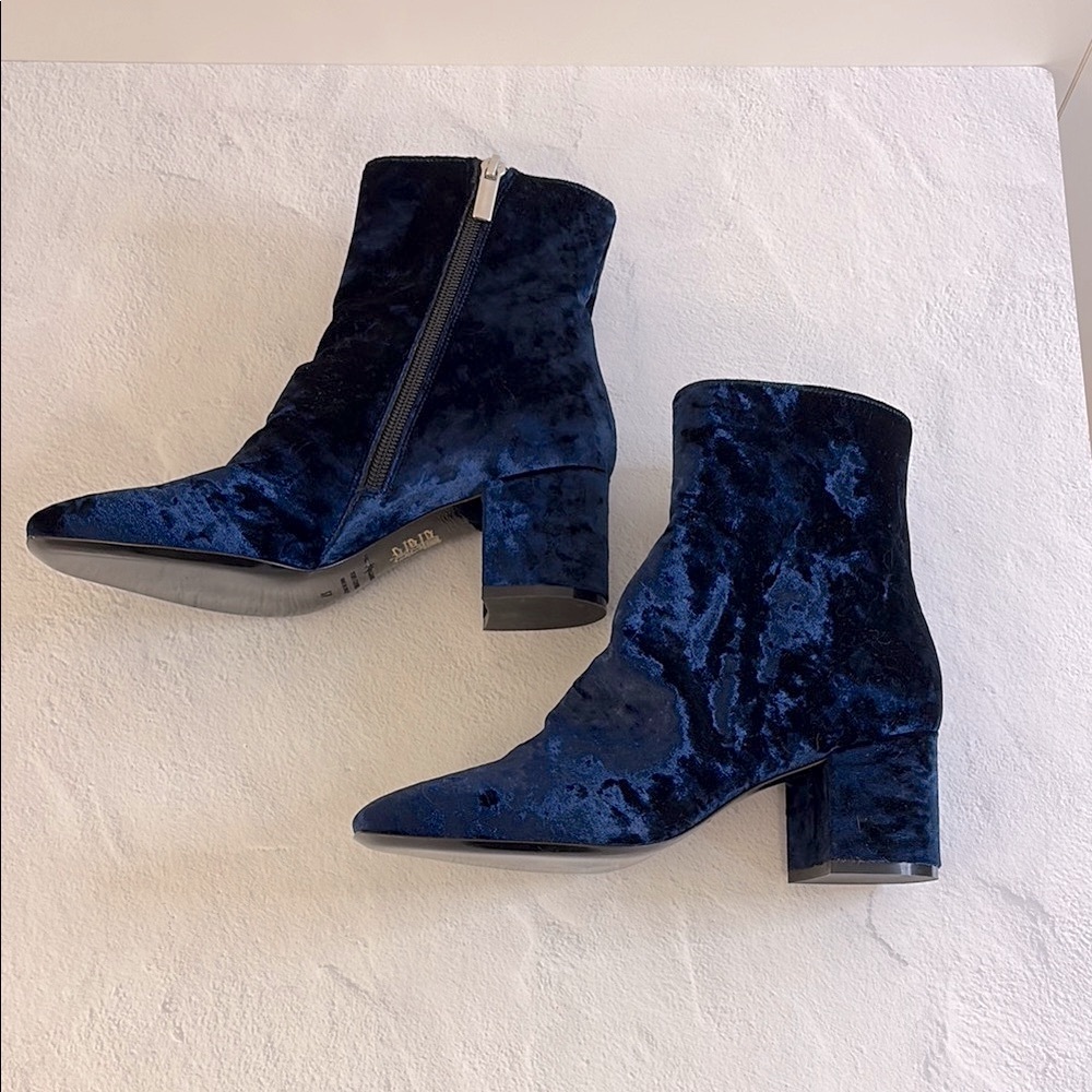 NWT Sophisticated Blue Velvet Ankle Booties with Block Heels 7M